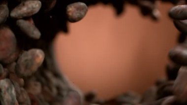 Dönüşümlü uçuşan kakao çekirdekleri çok yavaş hareket ediyor. Yüksek hızlı sinema kamerası, 1000fps.