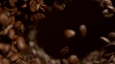 Uçan kahve çekirdeklerini çok yavaş çekiyorlar, dönüyorlar. Yüksek hızlı sinema kamerası, 1000 fps..
