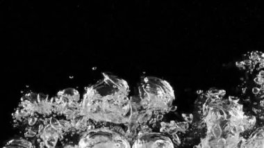 Kaynayan suyun çok yavaş hareket etmesi. Yüksek hızlı sinema kamerası, 1000 fps..