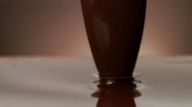 Koyu sıcak çikolatanın süper yavaş çekimi. Sinema, yüksek hızlı kamera, 1000fps.