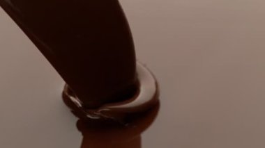 Koyu sıcak çikolatanın süper yavaş çekimi. Sinema, yüksek hızlı kamera, 1000fps.