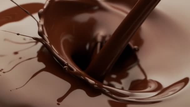 Super Cámara Lenta Verter Chocolate Caliente Oscuro Filmado Con Cámara — Vídeo de stock