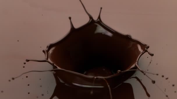 Super Slow Motion Spruzzi Cioccolata Calda Con Forma Corona Girato — Video Stock