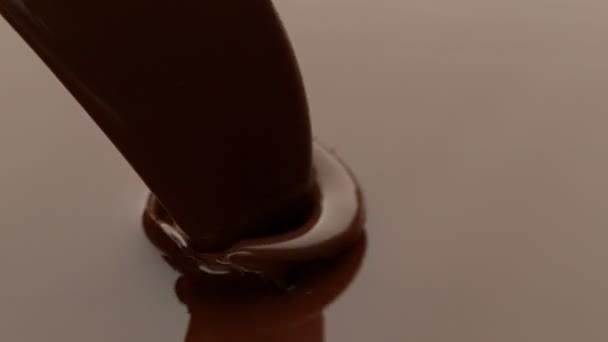 Super Slow Motion Att Hälla Mörk Varm Choklad Inspelning Med — Stockvideo