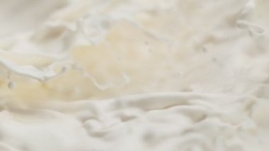 Makro çekimde süt sıvısı sallamak çok yavaş bir hareket. Yüksek hızlı sinema kamerası, 1000fps.