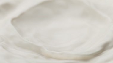 Makro çekimde süt sıvısı sallamak çok yavaş bir hareket. Yüksek hızlı sinema kamerası, 1000fps.