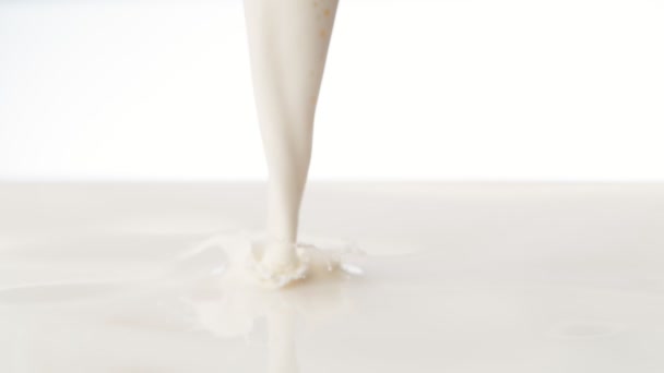 Super Slow Motion Mjölk Stänk Isolerad Vit Bakgrund Inspelning Höghastighetsbio — Stockvideo