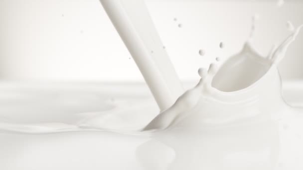 Super Zeitlupe Der Milch Spritzt Isoliert Auf Weißem Hintergrund Gefilmt — Stockvideo