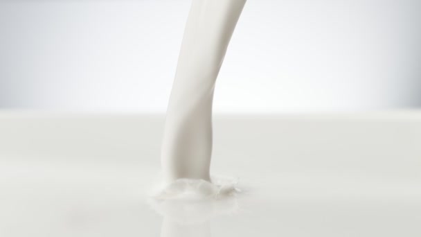Σούπερ Αργή Κίνηση Του Γάλακτος Splash Απομονώνονται Λευκό Φόντο Κινηματογραφήθηκε — Αρχείο Βίντεο