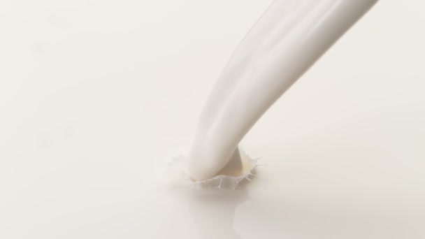 Mouvement Super Lent Des Éclaboussures Lait Isolé Sur Fond Blanc — Video