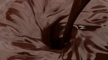 Kasırgaya dökülen koyu sıcak çikolatanın süper yavaş çekimi. Yüksek hızlı sinema kamerasıyla çekildi, 1000fps.