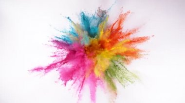 Beyaz arka planda izole edilmiş çok yavaş renkli barut patlaması. Yüksek hızlı sinema kamerası, 1000fps.