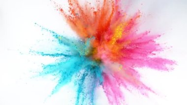 Beyaz arka planda izole edilmiş çok yavaş renkli barut patlaması. Yüksek hızlı sinema kamerası, 1000fps.