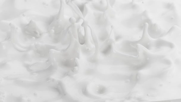超慢速波动的牛奶液体在宏观拍摄 用高速摄像机拍摄 每秒1000英尺 — 图库视频影像