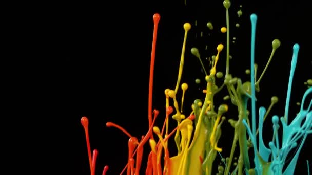 Siyah Arka Planda Izole Edilmiş Dans Eden Renklerin Süper Yavaş — Stok video