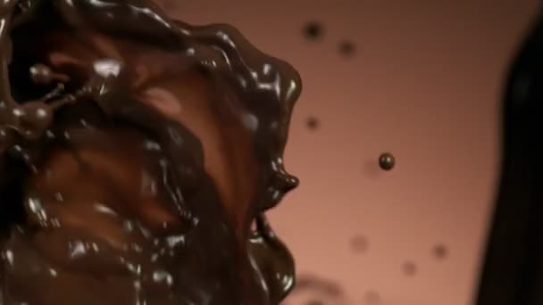 Szuper Lassított Felvétel Sötét Forró Csokoládé Fröccsenés Közelkép Filmre Véve — Stock videók