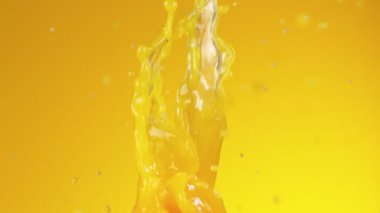 Turuncu arka planda çok yavaş portakal sıçraması. Yüksek hızlı sinema kamerası, 1000 fps..