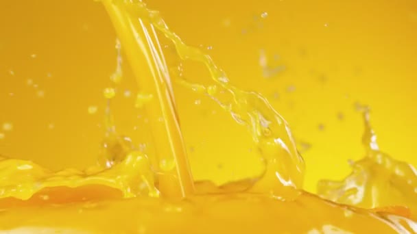 Szuper Lassított Mozgású Narancssárga Fröccsenés Narancssárga Háttér Nagysebességű Mozi Kamera — Stock videók