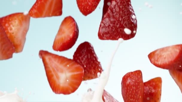 Super Langzame Beweging Van Aardbeien Plakjes Vallen Melk Gefilmd Hoge — Stockvideo
