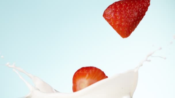 超慢的草莓片掉进牛奶里 用高速摄像机拍摄 每秒1000帧 — 图库视频影像