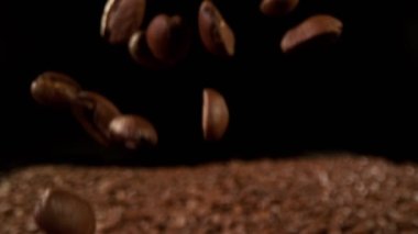 Kameralı kahve çekirdekleri çok yavaş hareket ediyor. Yüksek hızlı sinema kamerası, 1000fps.