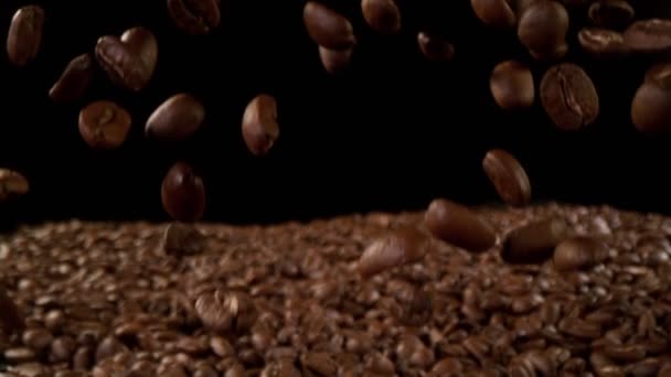 Super Câmera Lenta Cair Grãos Café Com Movimento Câmera Filmado — Vídeo de Stock