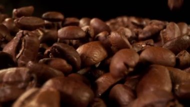 Düşen kahve çekirdeklerinin süper yavaş çekimi. Yüksek hızlı sinema kamerası, 1000 fps..
