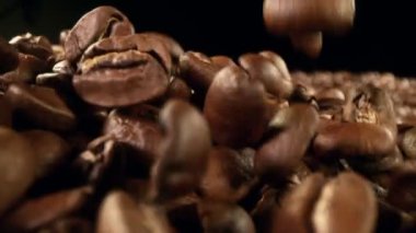 Kamera hareketli kahve çekirdekleri süper yavaş hareket ediyor. Yüksek hızlı sinema kamerasıyla çekilmiş..