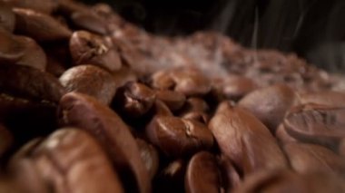 Kamera hareketli kahve çekirdekleri süper yavaş hareket ediyor. Yüksek hızlı sinema kamerasıyla çekilmiş..