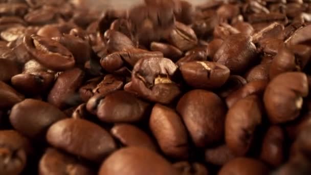 Super Slow Motion Chicchi Caffè Mucchio Con Mossa Fotocamera Girato — Video Stock