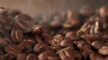 Ateşli kahve çekirdekleri süper yavaş çekimde. Yüksek hızlı sinema kamerası, 1000 fps..