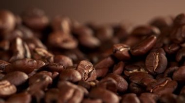 Ateşli kahve çekirdekleri süper yavaş çekimde. Yüksek hızlı sinema kamerası, 1000 fps..