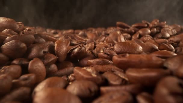 Super Slow Motion Chicchi Caffè Mucchio Con Mossa Fotocamera Girato — Video Stock