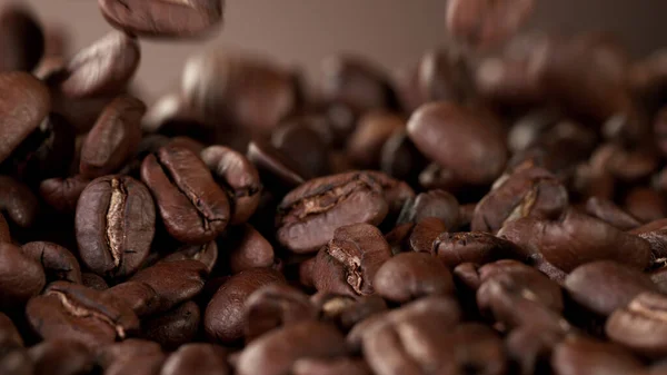 Fallende Geröstete Kaffeebohnen Köstlicher Kaffee Hintergrund — Stockfoto