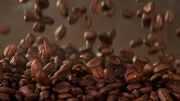 Gevallen Gebrande Koffiebonen Heerlijke Koffie Achtergrond — Stockfoto