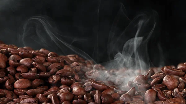 一堆新鲜的烤咖啡豆 周围都是烟 美味咖啡的背景 — 图库照片