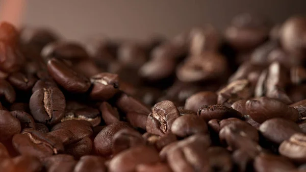 煙の周りに新鮮なローストコーヒー豆の山 おいしいコーヒーの背景 — ストック写真