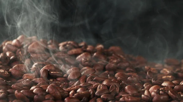 Haufen Frisch Gerösteter Kaffeebohnen Mit Rauch Herum Köstlicher Kaffee Hintergrund — Stockfoto