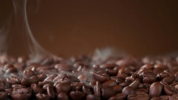 Haufen Frisch Gerösteter Kaffeebohnen Mit Rauch Herum Köstlicher Kaffee Hintergrund — Stockfoto