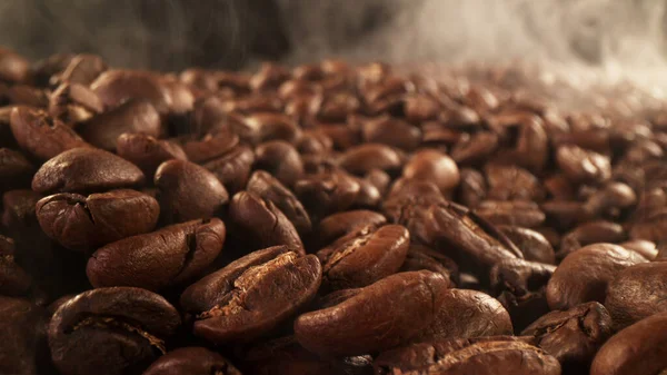 Stapel Verse Gebrande Koffiebonen Met Rook Buurt Heerlijke Koffie Achtergrond — Stockfoto