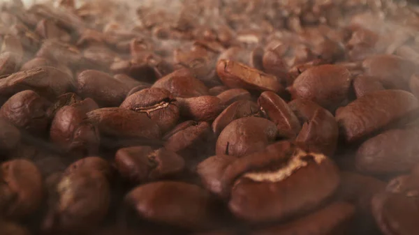 Montón Granos Café Tostados Frescos Con Humo Alrededor Delicioso Fondo — Foto de Stock