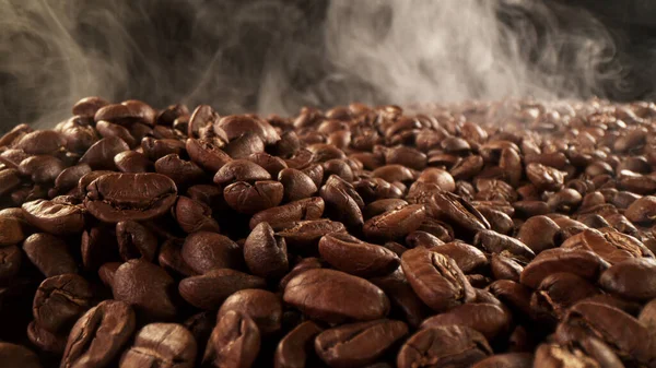 Pile Fresh Roasted Coffee Beans Smoke Delicious Coffee Background — Stock Photo, Image