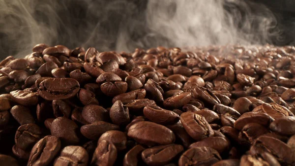 Montón Granos Café Tostados Frescos Con Humo Alrededor Delicioso Fondo —  Fotos de Stock