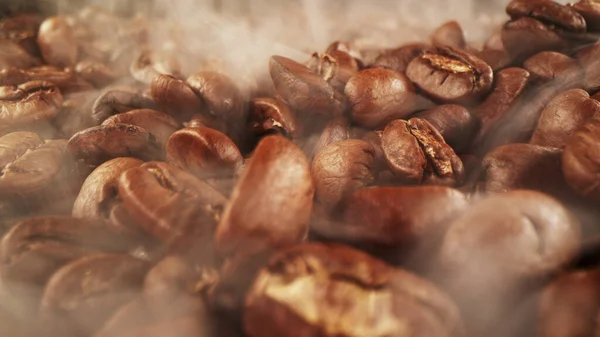 Pile Grains Café Frais Torréfiés Avec Fumée Autour Délicieux Fond — Photo