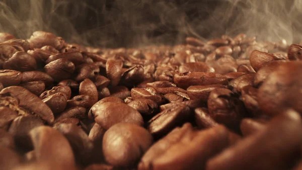 Montón Granos Café Tostados Frescos Con Humo Alrededor Delicioso Fondo — Foto de Stock