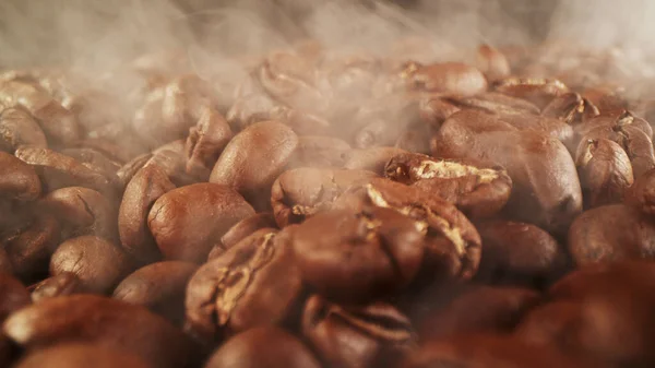 Montón Granos Café Tostados Frescos Con Humo Alrededor Delicioso Fondo — Foto de Stock