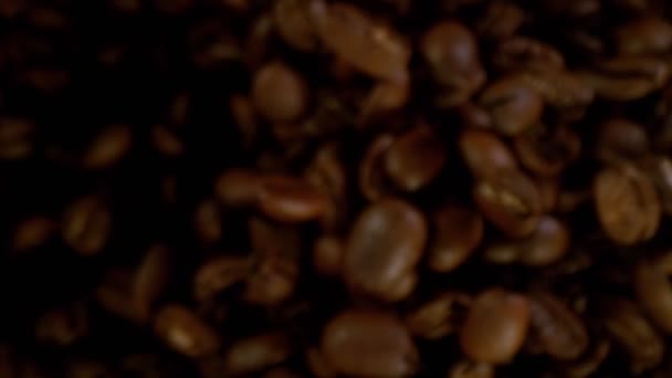 Super Langzame Beweging Van Vliegende Koffiebonen Gefilmd Hoge Snelheid Bioscoop — Stockvideo