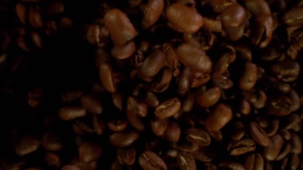 コーヒー豆の飛行の超スローモーション 高速フィルムカメラで撮影しました — ストック動画