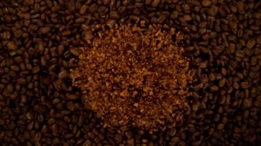 Uçan hazır kahvenin süper yavaş çekimi, arka planda kahve çekirdekleri. Yüksek hızlı sinema kamerası, 1000 fps..