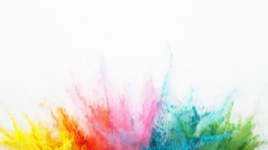 Beyaz arka planda izole edilmiş süper yavaş renkli barut patlaması. Yüksek hızlı sinema kamerası, 1000fps.